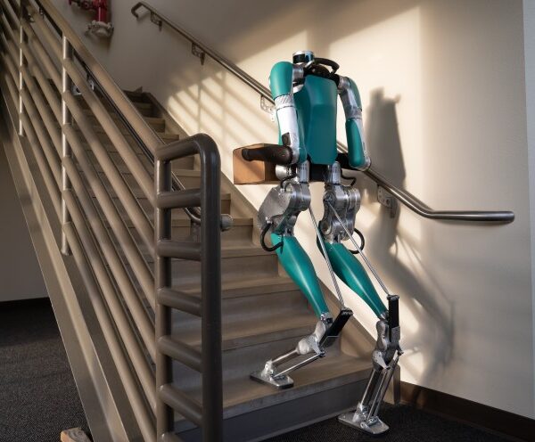 Amazon Begins Training Humanoid 'Digit' Robots for Warehouse Operations