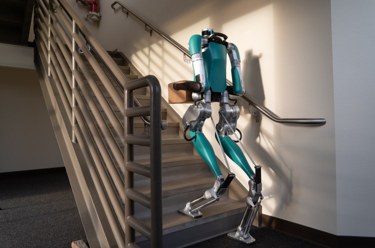 Amazon Begins Training Humanoid 'Digit' Robots for Warehouse Operations
