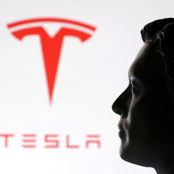 Tesla Stock Climbs Following Politico Report of Musk-White House Discussions